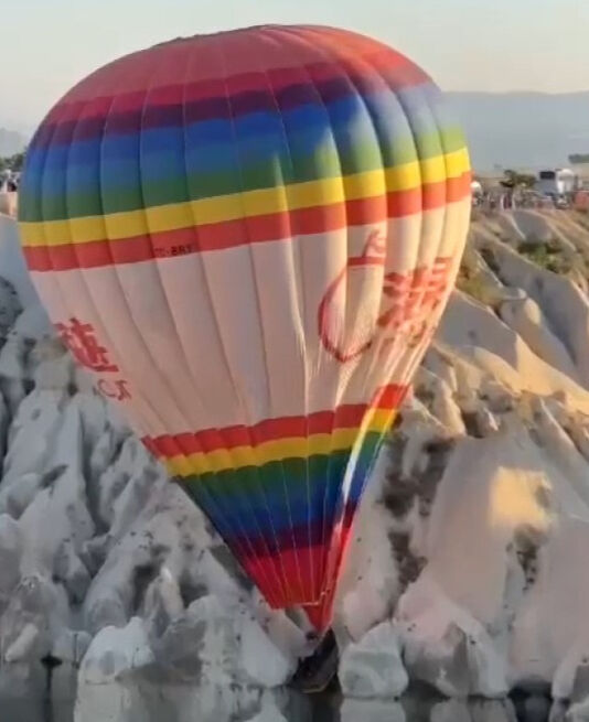 Kapadokya'da korku dolu anlar! 22 kişinin olduğu balon kayalıklara iniş yaptı Kapadokya'da korku dolu anlar! 22 kişinin olduğu balon kayalıklara iniş yaptı - 2. Resim