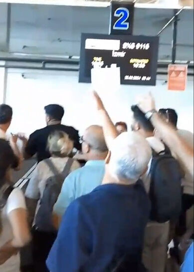 Kars Havalimanı'nı karıştıran olay! Havacılık devi seferini iptal etti, yolcular ortada kaldı  Kars Havalimanı'nı karıştıran olay! Havacılık devi seferini iptal etti, yolcular ortada kaldı  - 2. Resim