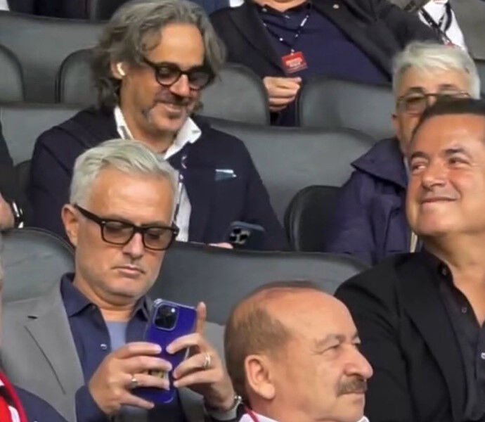 Mourinho, Ali Koç ve Acun Ilıcalı Türkiye-Portekiz maçını izledi Mourinho, Ali Koç ve Acun Ilıcalı Türkiye-Portekiz maçını izledi - 2. Resim