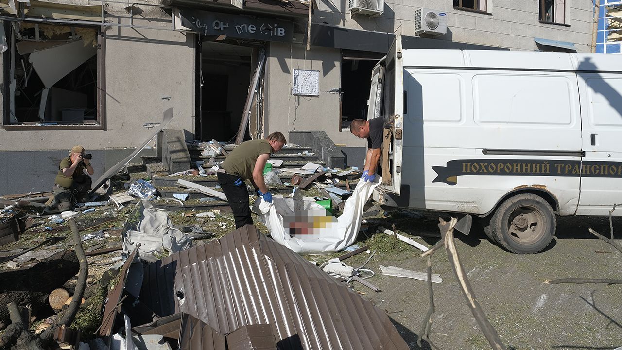 Rusya, Ukrayna&#039;nın Harkiv kentini güdümlü bombayla vurdu! Ölü ve yaralılar var