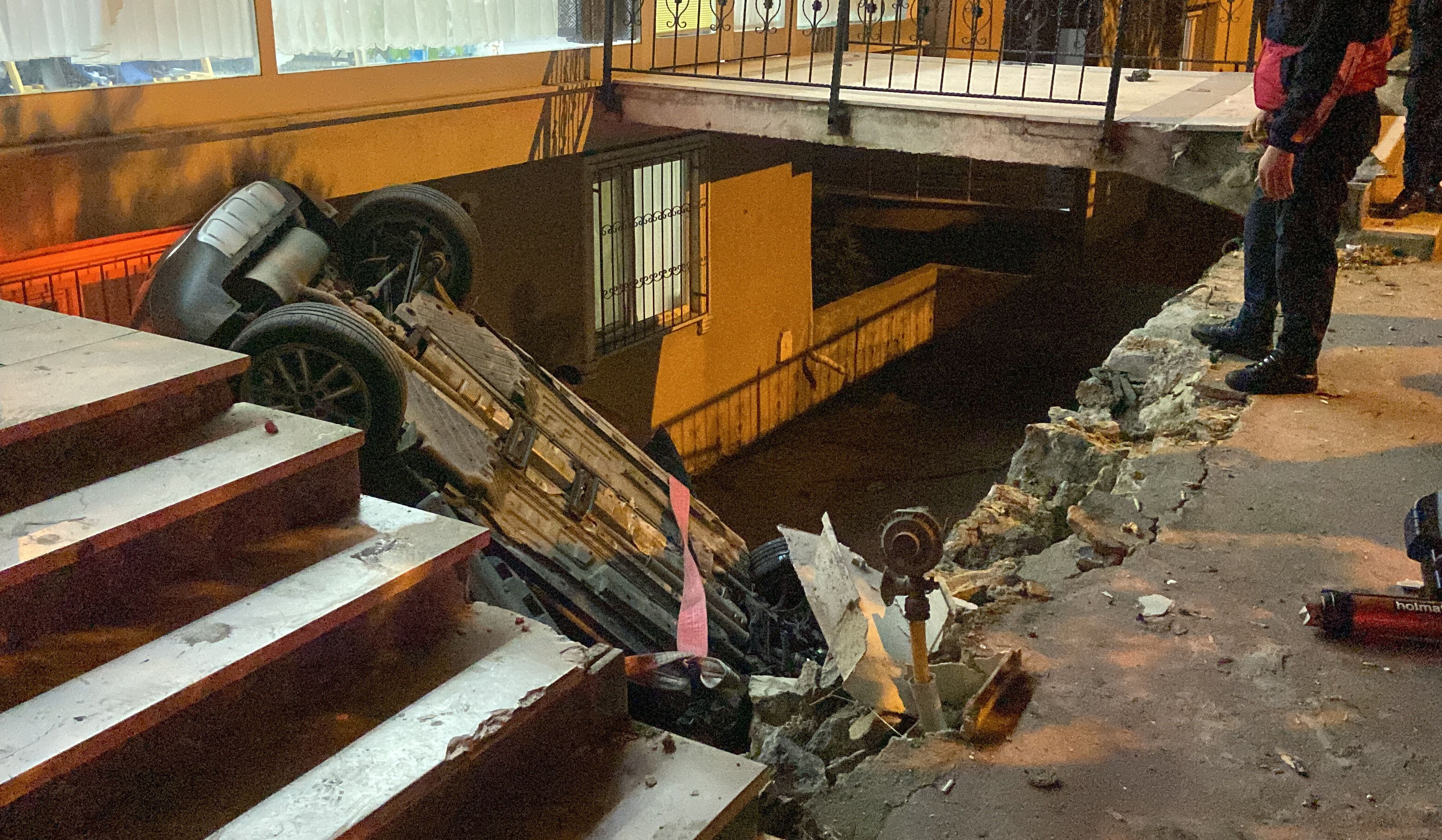 Sürücü tartışırken sinirlendi, otomobil takla atarak uçtu - 1. Resim