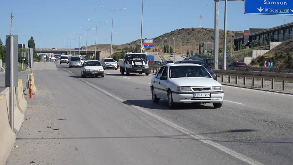 Tatilcilerin dönüşü İstanbul, Ankara ve İzmir girişlerinde trafiğe neden oldu Tatilcilerin dönüşü İstanbul, Ankara ve İzmir girişlerinde trafiğe neden oldu - 4. Resim