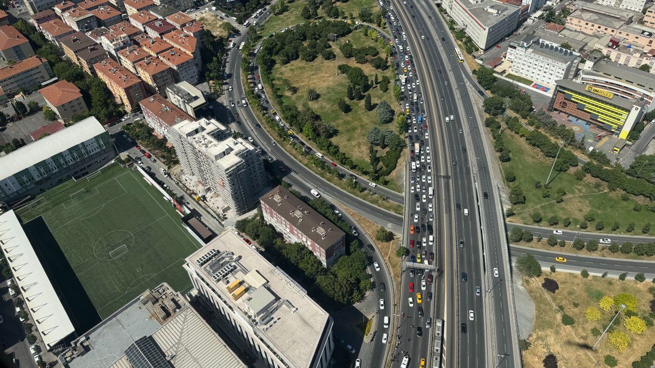 Tatilcilerin dönüşü İstanbul, Ankara ve İzmir girişlerinde trafiğe neden oldu
