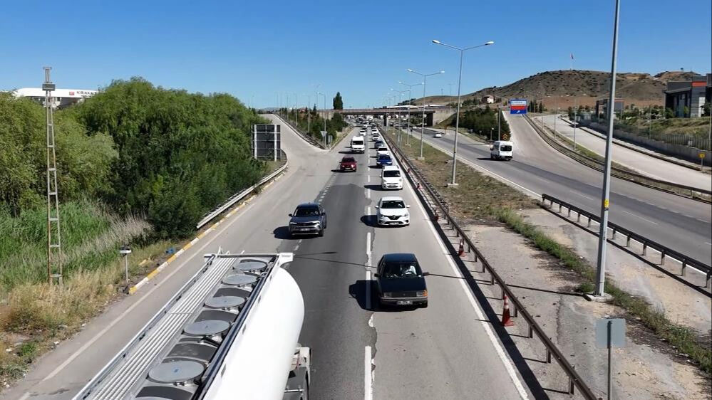 Tatilcilerin dönüşü İstanbul, Ankara ve İzmir girişlerinde trafiğe neden oldu Tatilcilerin dönüşü İstanbul, Ankara ve İzmir girişlerinde trafiğe neden oldu - 1. Resim