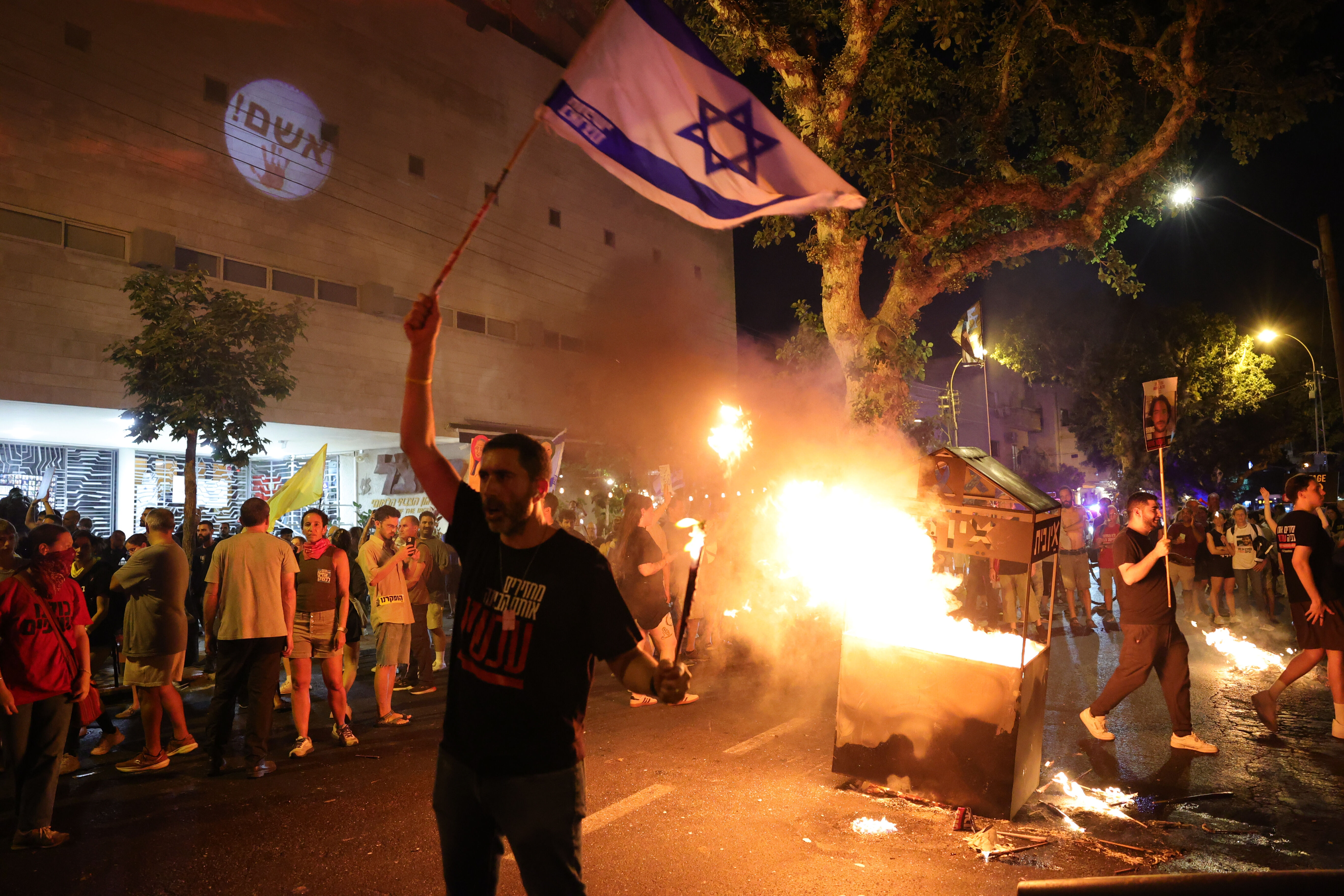 Tel Aviv sokakları alev alev! On binlerce kişi Netanyahu'nun evini kuşattı:  Tel Aviv sokakları alev alev! Binlerce kişi Netanyahu'nun evini kuşattı: