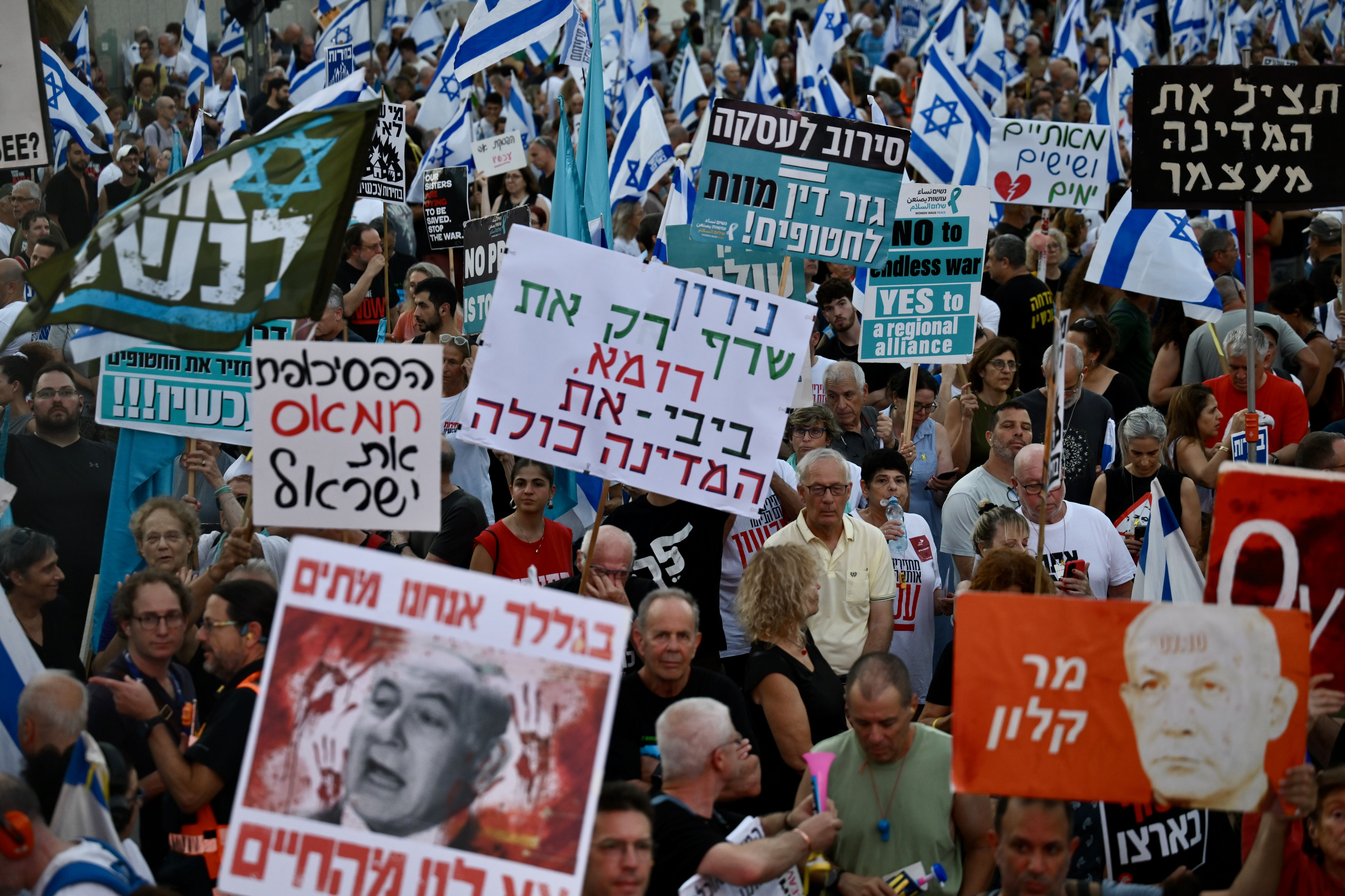 Tel Aviv sokakları alev alev! On binlerce kişi Netanyahu'nun evini kuşattı:  Tel Aviv sokakları alev alev! Binlerce kişi Netanyahu'nun evini kuşattı: