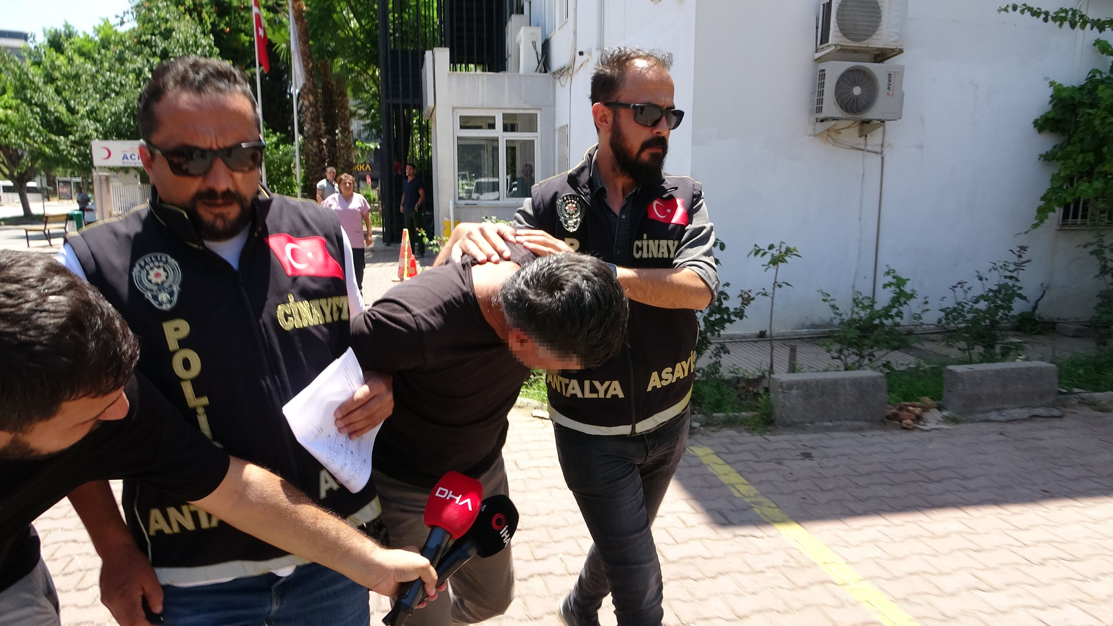 Antalya'da kan donduran olay! Eski eşinin öldürüp başında bekledi - 1. Resim