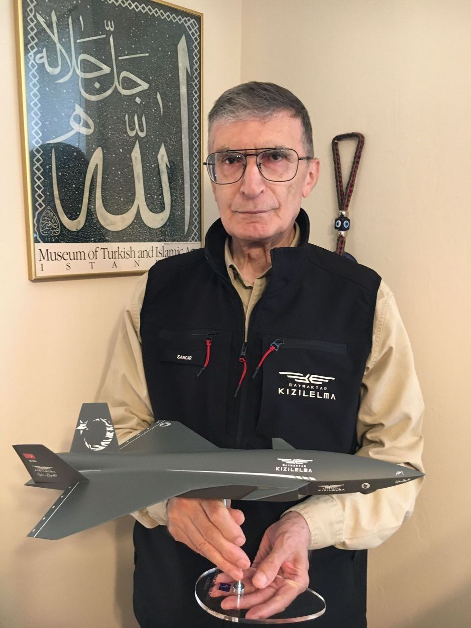 Arkasında Osmanlı hattı elinde Kızılelma! Selçuk Bayraktar Aziz Sancar'ın evinden gönderdiği özel mesajı paylaştı - 1. Resim