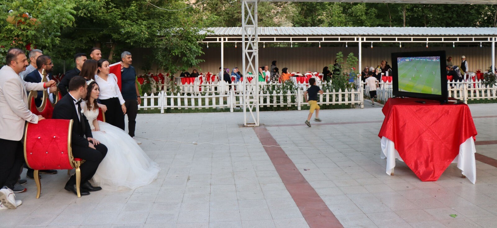 Düğüne 90 dakika milli maç arası! Pistin ortasında davetlilerle birlikte izlediler - 1. Resim