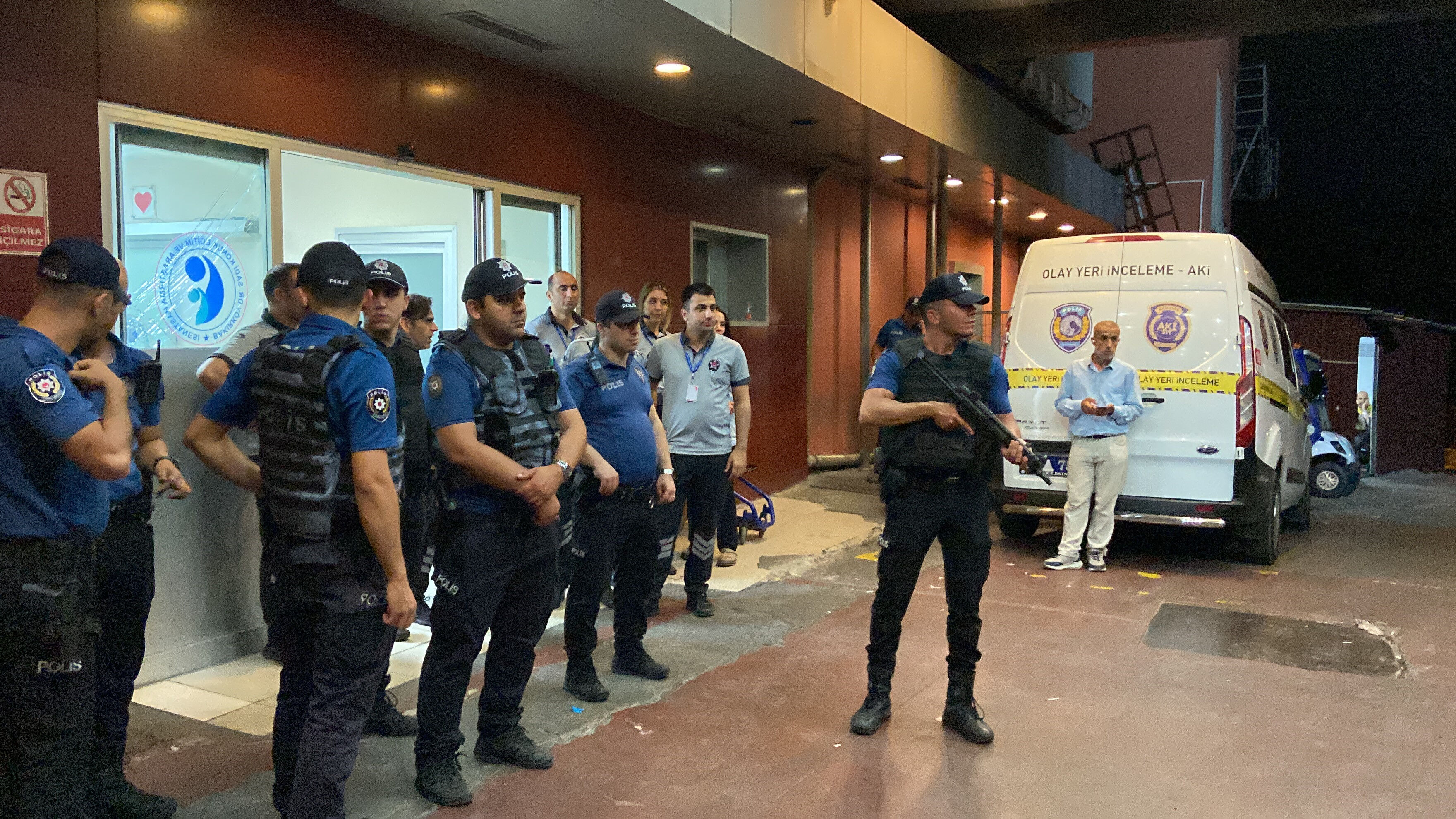 İstanbul'da hastane bahçesinde silahlı çatışma! Yaralılar var İstanbul'da hastane bahçesinde silahlı çatışma! Yaralılar var - 1. Resim