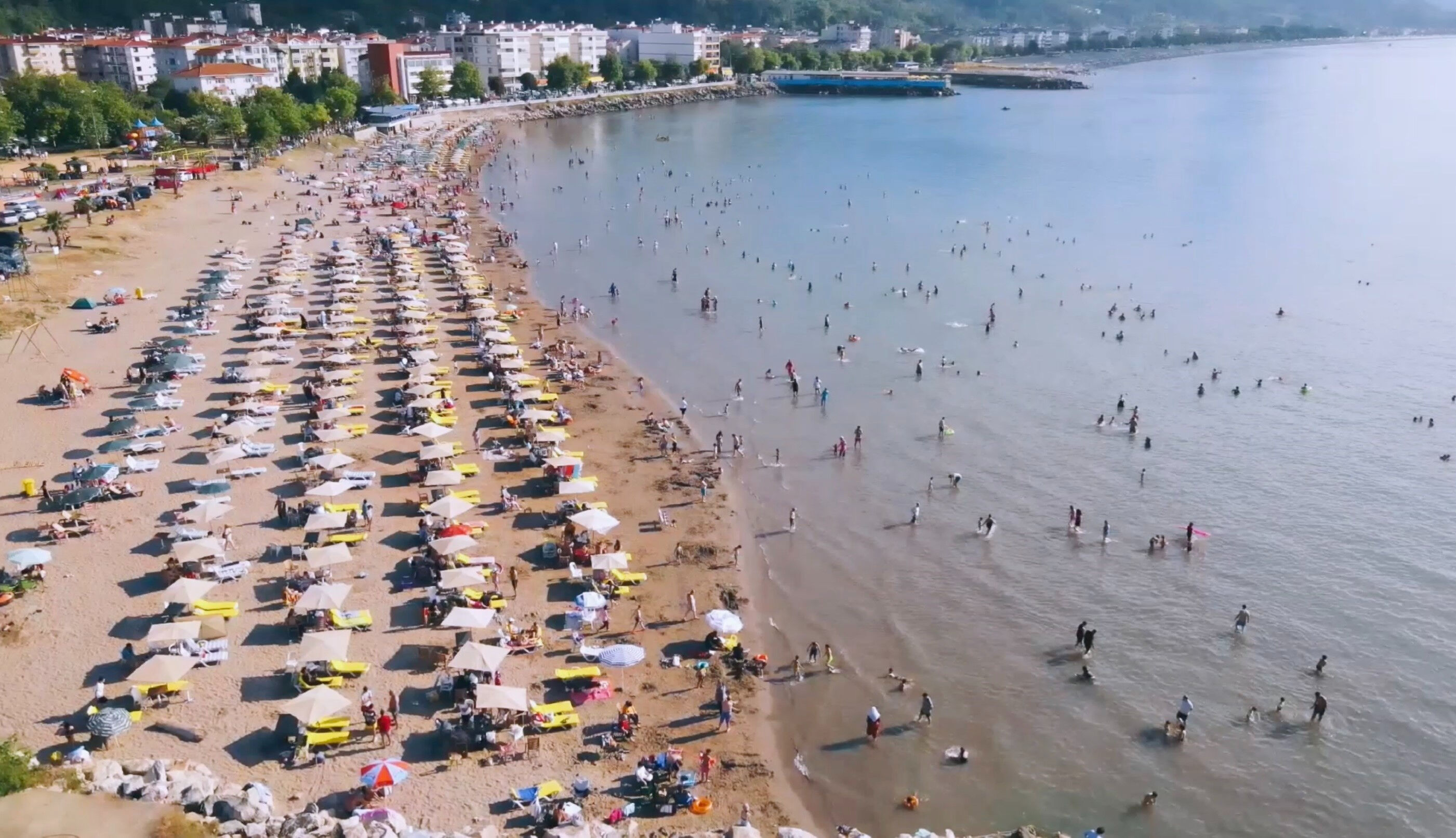 Karadeniz'in 'saklı cennet'ine ziyaretçi akını! Denizin ve doğanın tadını çıkardılar - 1. Resim