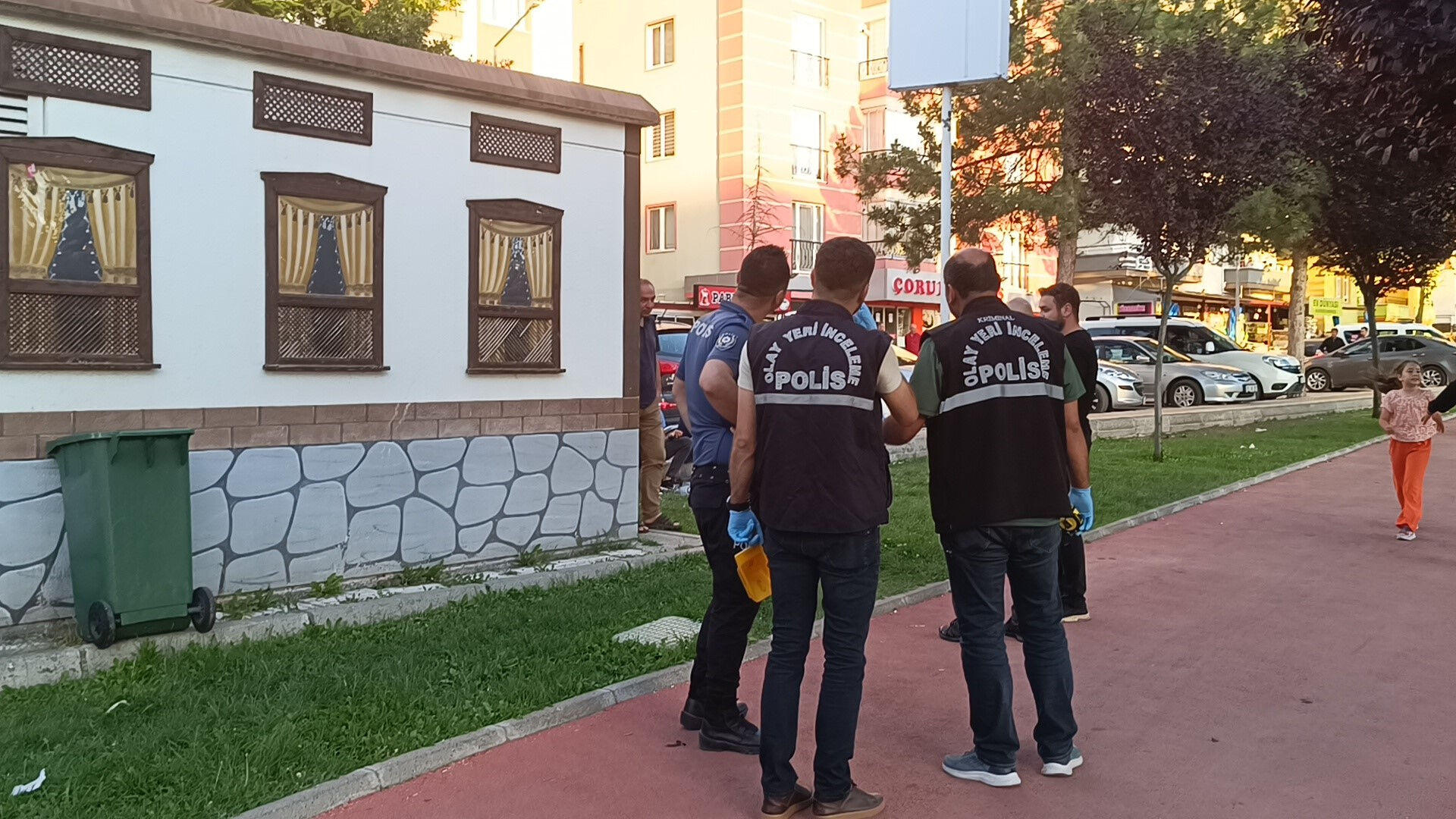 Magandalar &ccedil;ocuk parkında &ouml;l&uuml;m sa&ccedil;tı! Serseri kurşun bir evin camına isabet etti - 2. Resim