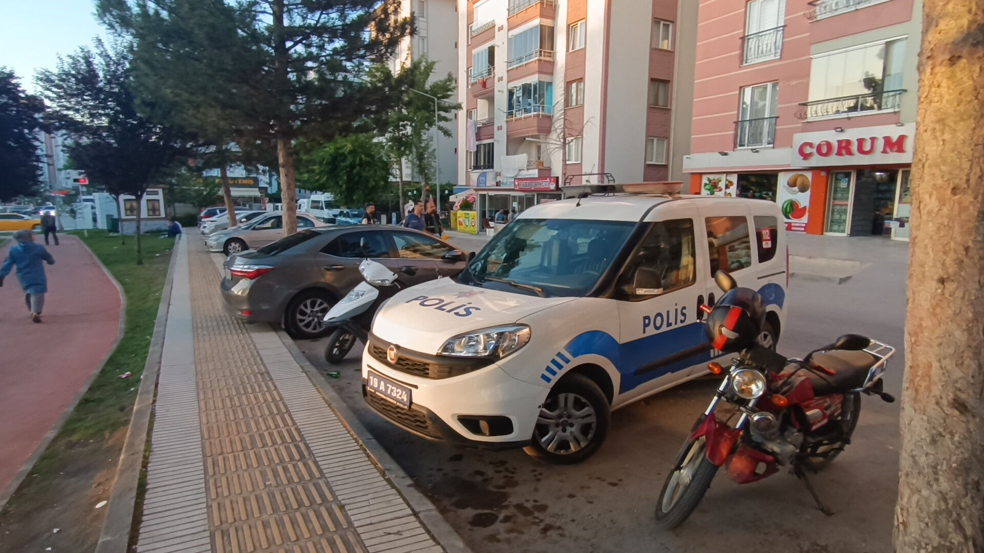 Magandalar &ccedil;ocuk parkında &ouml;l&uuml;m sa&ccedil;tı! Serseri kurşun bir evin camına isabet etti - 1. Resim