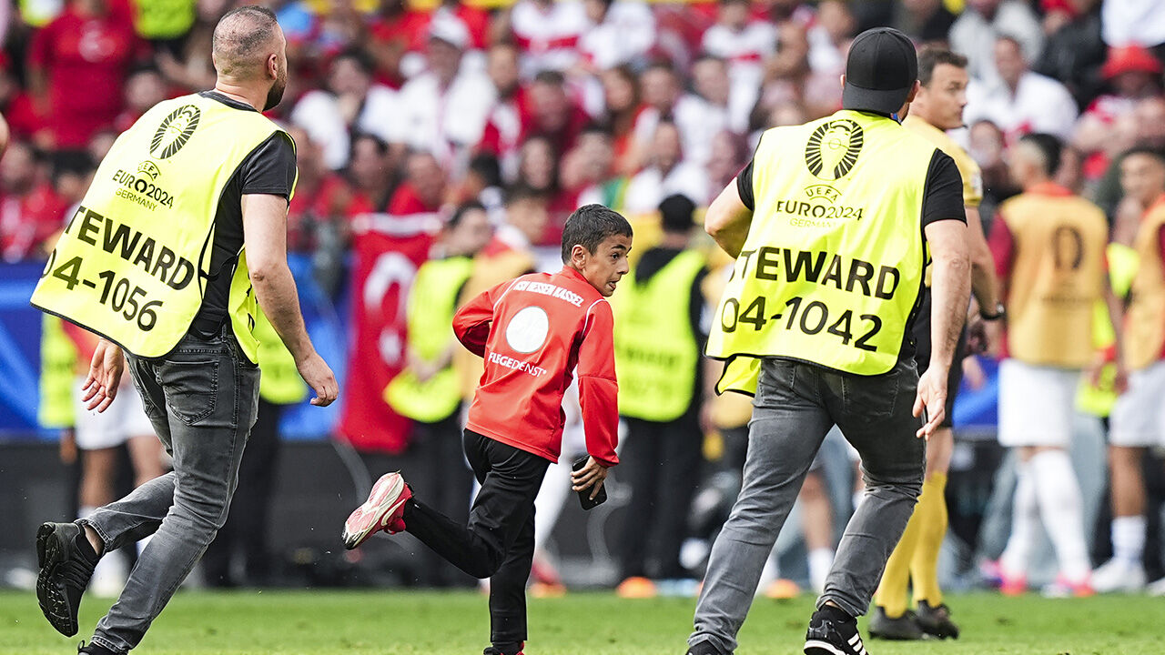 Ronaldo ile selfie çeken çocuk Türk çıktı! 10 yaşındaki Berat: Babama 'tuvalete gidiyorum' dedim - 2. Resim