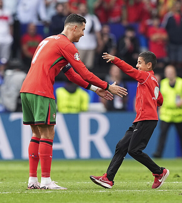 Ronaldo ile selfie çeken çocuk Türk çıktı! 10 yaşındaki Berat: Babama 'tuvalete gidiyorum' dedim - 1. Resim