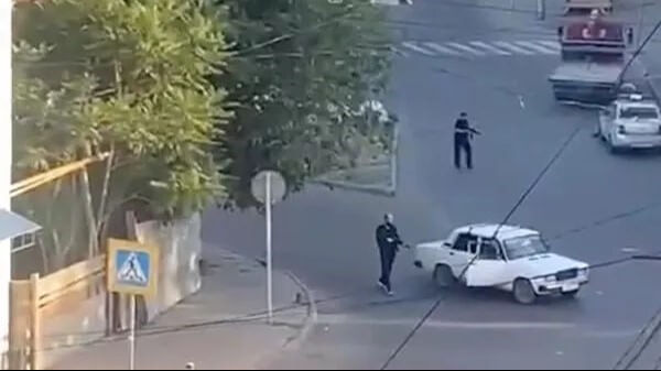 Rusya'da kilise, sinagog ve polise eş zamanlı saldırı! Ölü ve yaralı sayısı artıyor Rusya'da polis noktası hedef alındı, kilise ve sinagoga saldırı düzenlendi - 2. Resim