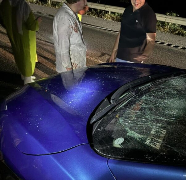 Samsun'da trafikte tartıştığı kişiler tarafından hem darbedildi hem de aracı parçalandı Samsun'da trafikte tartıştığı kişiler tarafından hem darbedildi hem de aracı parçalandı - 1. Resim