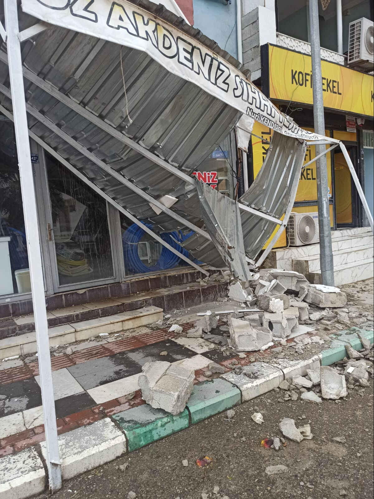 Şanlıurfa'da fırtına ve yağış yıktı geçti! Ağaçlar devrildi, iş yerlerini su bastı Şanlıurfa'da fırtına ve yağış yıktı geçti! İş yerlerini su bastı, ağaçlar devrildi, yollar göle döndü - 4. Resim