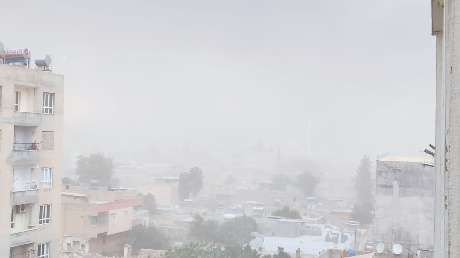 Şanlıurfa'da fırtına ve yağış yıktı geçti! Ağaçlar devrildi, iş yerlerini su bastı Şanlıurfa'da fırtına ve yağış yıktı geçti! İş yerlerini su bastı, ağaçlar devrildi, yollar göle döndü - 1. Resim