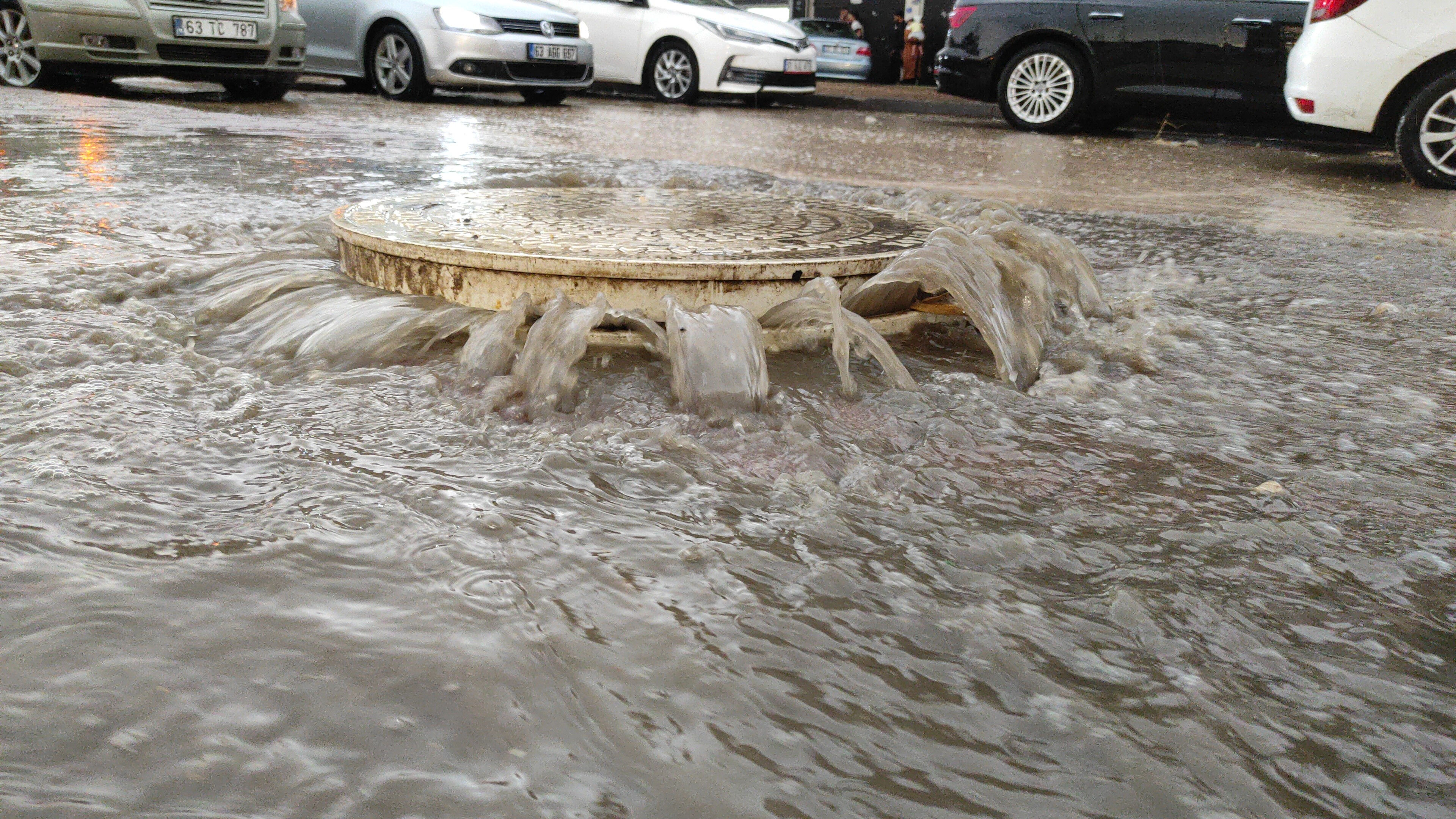 Şanlıurfa'da fırtına ve yağış yıktı geçti! Ağaçlar devrildi, iş yerlerini su bastı Şanlıurfa'da fırtına ve yağış yıktı geçti! İş yerlerini su bastı, ağaçlar devrildi, yollar göle döndü - 3. Resim