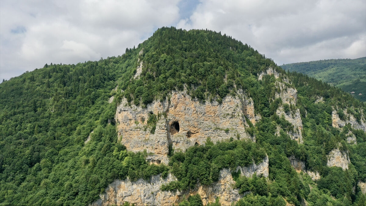 Türkiye haritasına benzeyen kayalık dağcıların dikkatini çekiyor! Giresun'da Şahinkaya Tepesi manzarasıyla merak uyandırıyor Türkiye haritasına benziyor! Giresun'da Şahinkaya Tepesi kayalık manzarasıyla merak uyandırıyor - 1. Resim