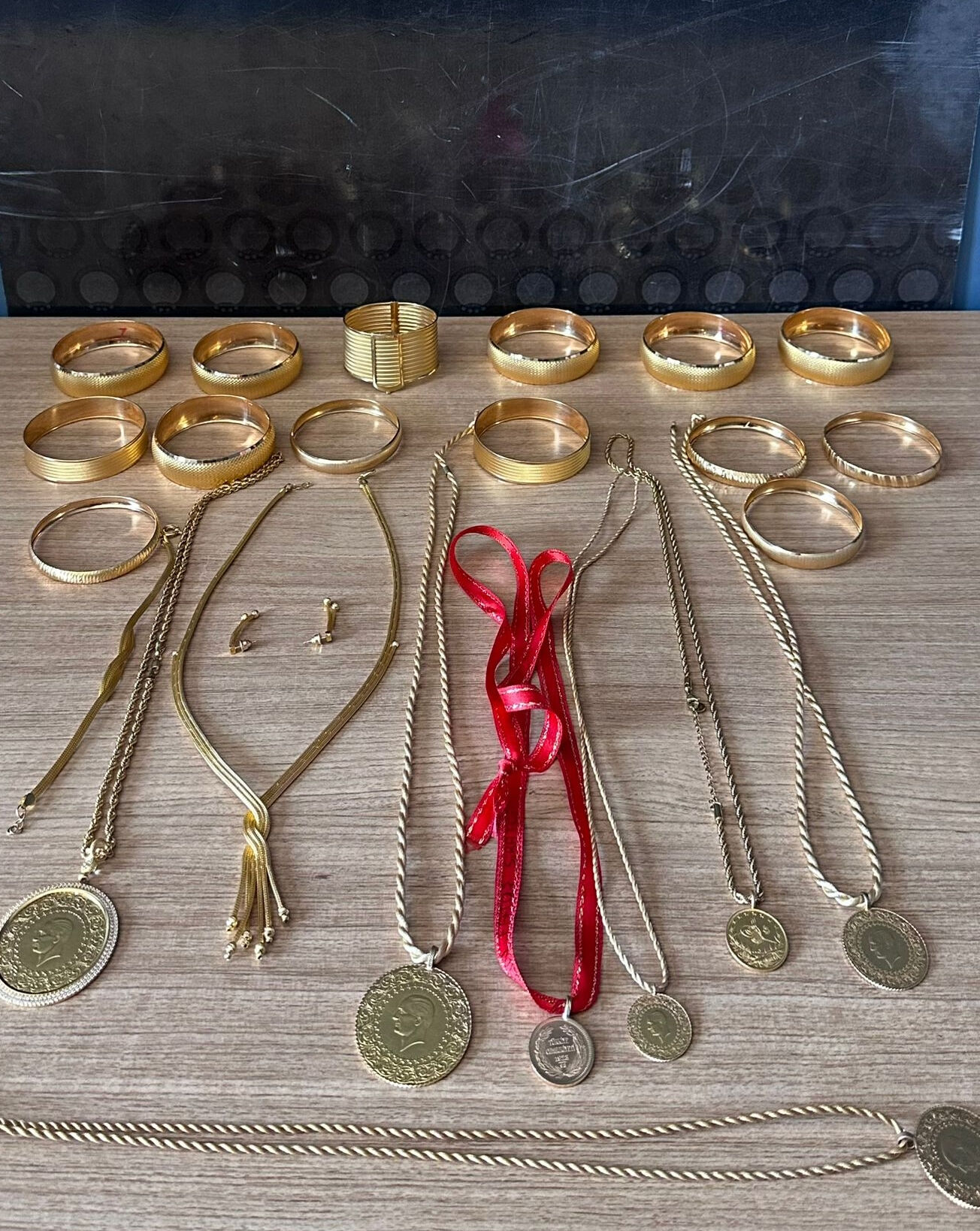 1 milyonluk altını yanlışlıkla çöpe atan aile muradına kavuştu 1 milyonluk altını yanlışlıkla çöpe atan aile muradına kavuştu - 1. Resim