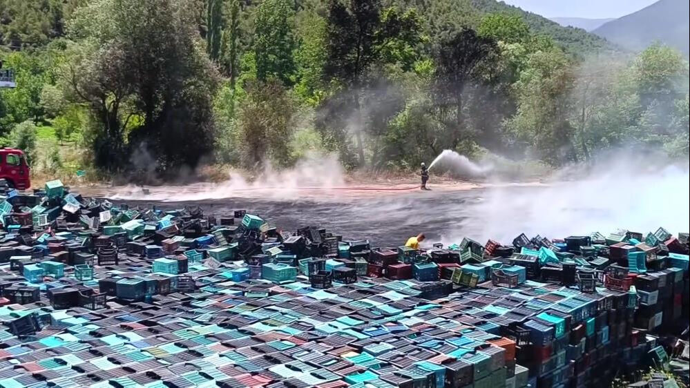 Amasya'daki dumanları orman yangını zannedenler plastik kasaları görünce şaşkına çevirdi Amasya'daki dumanları orman yangını zannedenler plastik kasaları görünce şaşkına çevirdi - 3. Resim