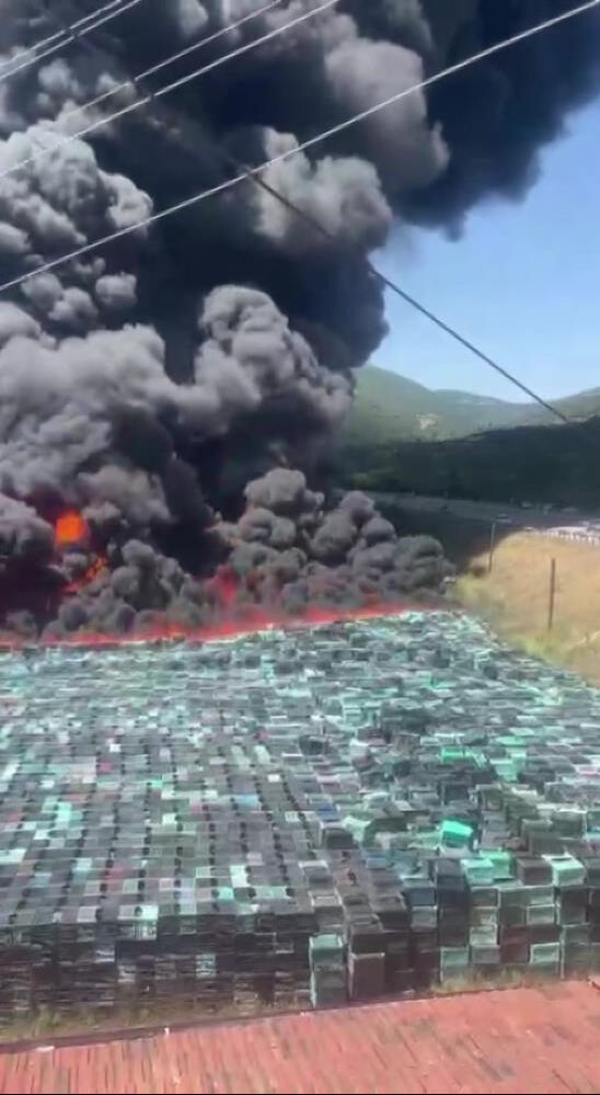 Amasya'daki dumanları orman yangını zannedenler plastik kasaları görünce şaşkına çevirdi Amasya'daki dumanları orman yangını zannedenler plastik kasaları görünce şaşkına çevirdi - 1. Resim