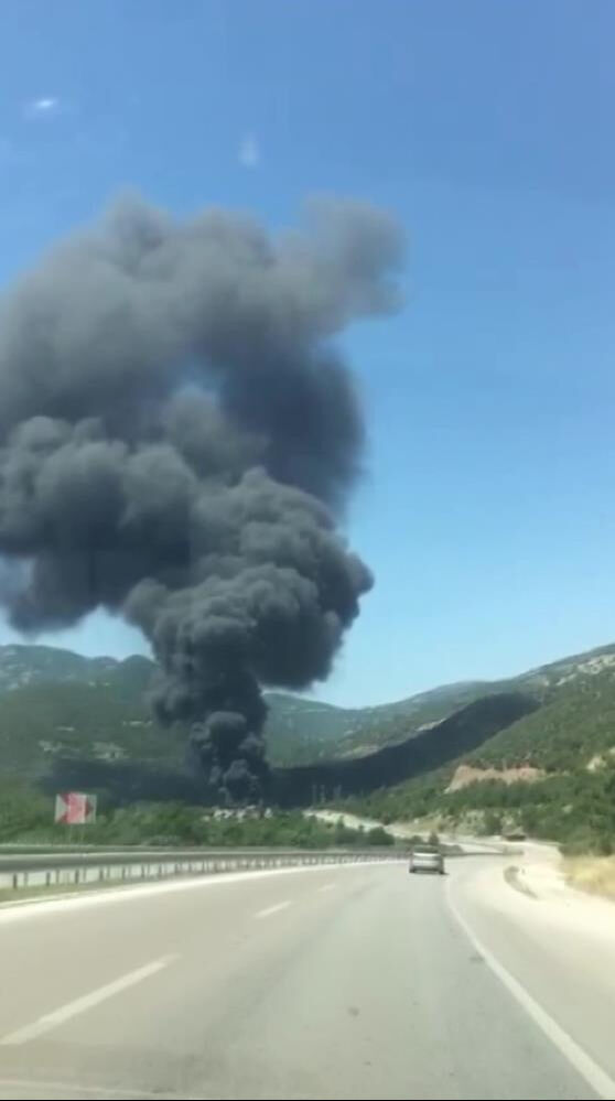 Amasya'daki dumanları orman yangını zannedenler plastik kasaları görünce şaşkına çevirdi Amasya'daki dumanları orman yangını zannedenler plastik kasaları görünce şaşkına çevirdi - 2. Resim