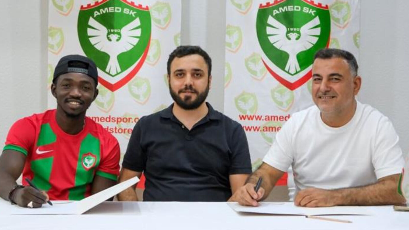 Amedspor, Adama Traore'yi kadrosuna kattığını a&ccedil;ıkladı - 1. Resim