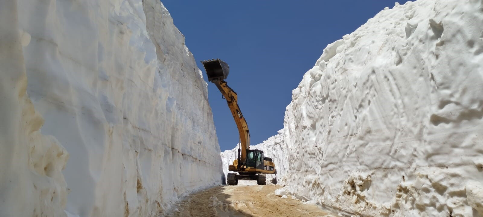 Burası Türkiye! Haziran ayında 8 metrelik karla mücadele - 1. Resim