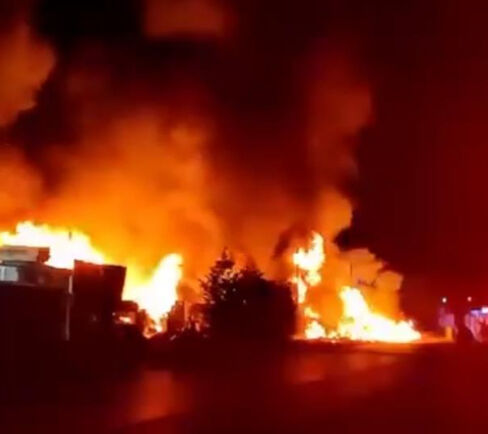 Bursa'daki Hurdacılar Sitesi'nde çıkan yangında geceyi alevler aydınlattı Bursa'daki Hurdacılar Sitesi'nde çıkan yangında geceyi alevler aydınlattı - 1. Resim