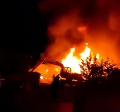 Bursa'daki Hurdacılar Sitesi'nde çıkan yangında geceyi alevler aydınlattı Bursa'daki Hurdacılar Sitesi'nde çıkan yangında geceyi alevler aydınlattı - 2. Resim