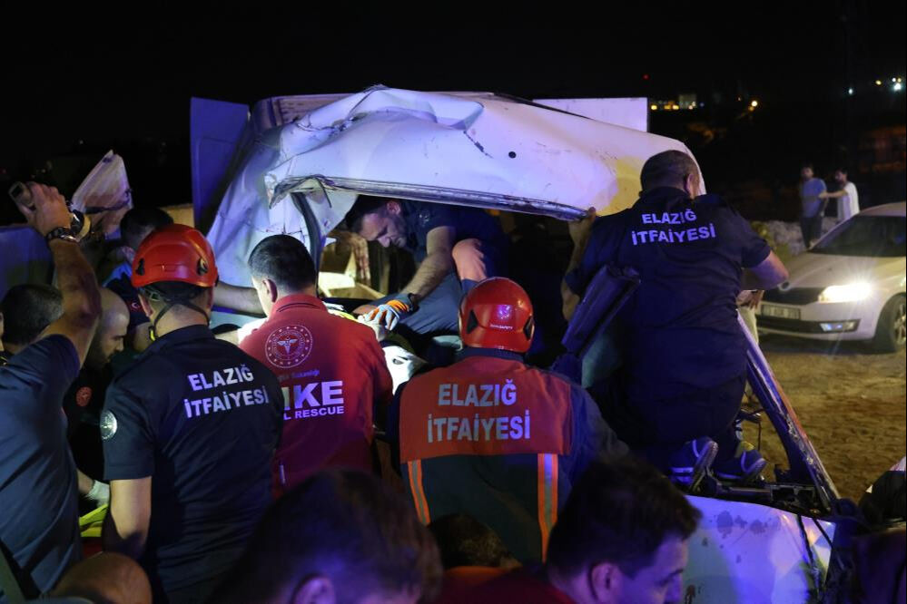 Elazığ'da yokuş aşağı inen minibüs duvara çarptı! Ölü ve yaralılar var Elazığ'da yokuş aşağı inen minibüs duvara çarptı! Ölü ve yaralılar var - 2. Resim