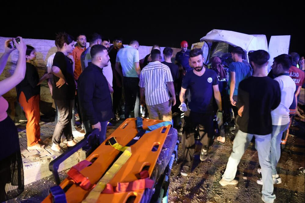 Elazığ'da yokuş aşağı inen minibüs duvara çarptı! Ölü ve yaralılar var Elazığ'da yokuş aşağı inen minibüs duvara çarptı! Ölü ve yaralılar var - 3. Resim