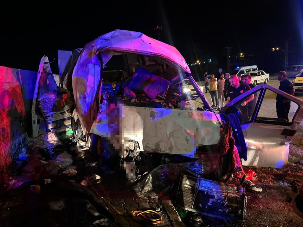 Elazığ'da yokuş aşağı inen minibüs duvara çarptı! Ölü ve yaralılar var Elazığ'da yokuş aşağı inen minibüs duvara çarptı! Ölü ve yaralılar var - 1. Resim