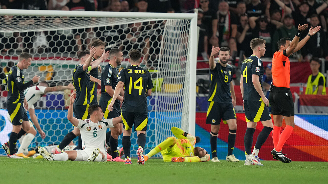 EURO 2024'te korkutan anlar! Yıldız oyuncu ambulansla hastaneye kaldırıldı - 1. Resim