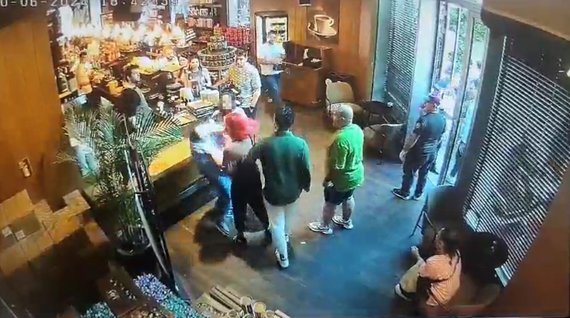 Genç kızlara çirkin saldırı! Önce küfretti sonra başörtüsüne saldırdı - 2. Resim