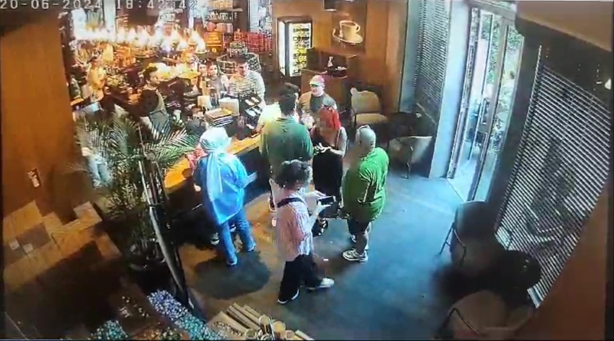 Genç kızlara çirkin saldırı! Önce küfretti sonra başörtüsüne saldırdı - 1. Resim