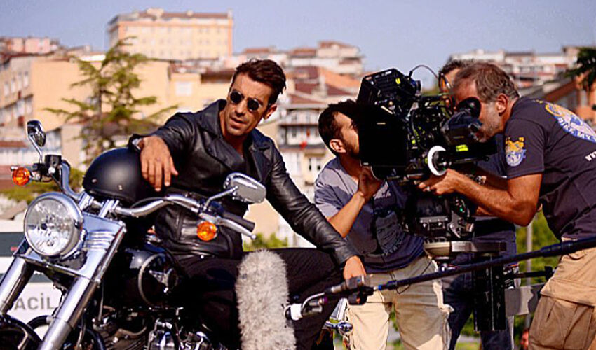 İbrahim Çelikkol motosiklet kazası geçirdi! Kaburgaları ve omzundan yaralandı - 1. Resim