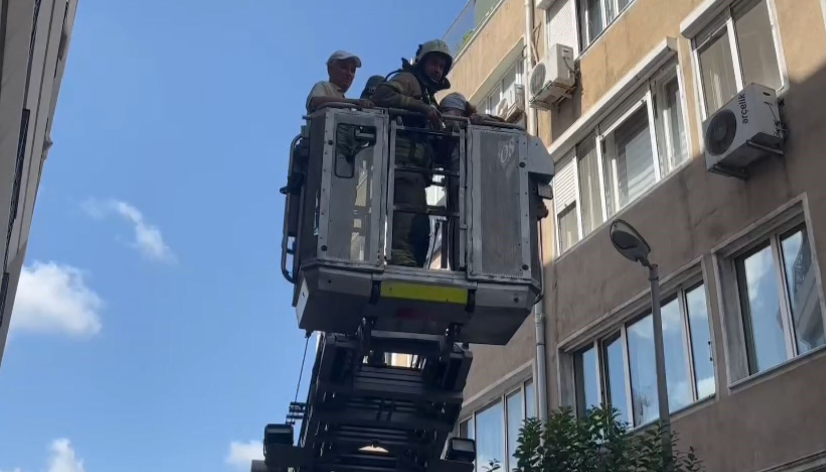 İstanbul Şişli'de yangın devam ediyor! 6 katlı bina Halide Edip Adıvar Mahallesi'nde - 1. Resim