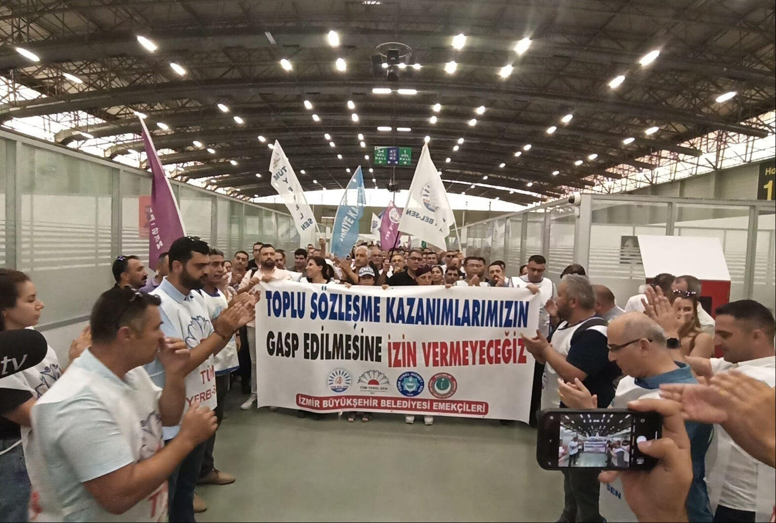 İzmir Büyükşehir Belediyesi memurları bordro yaktı: CHP'nin hanesine not edilecek - 1. Resim