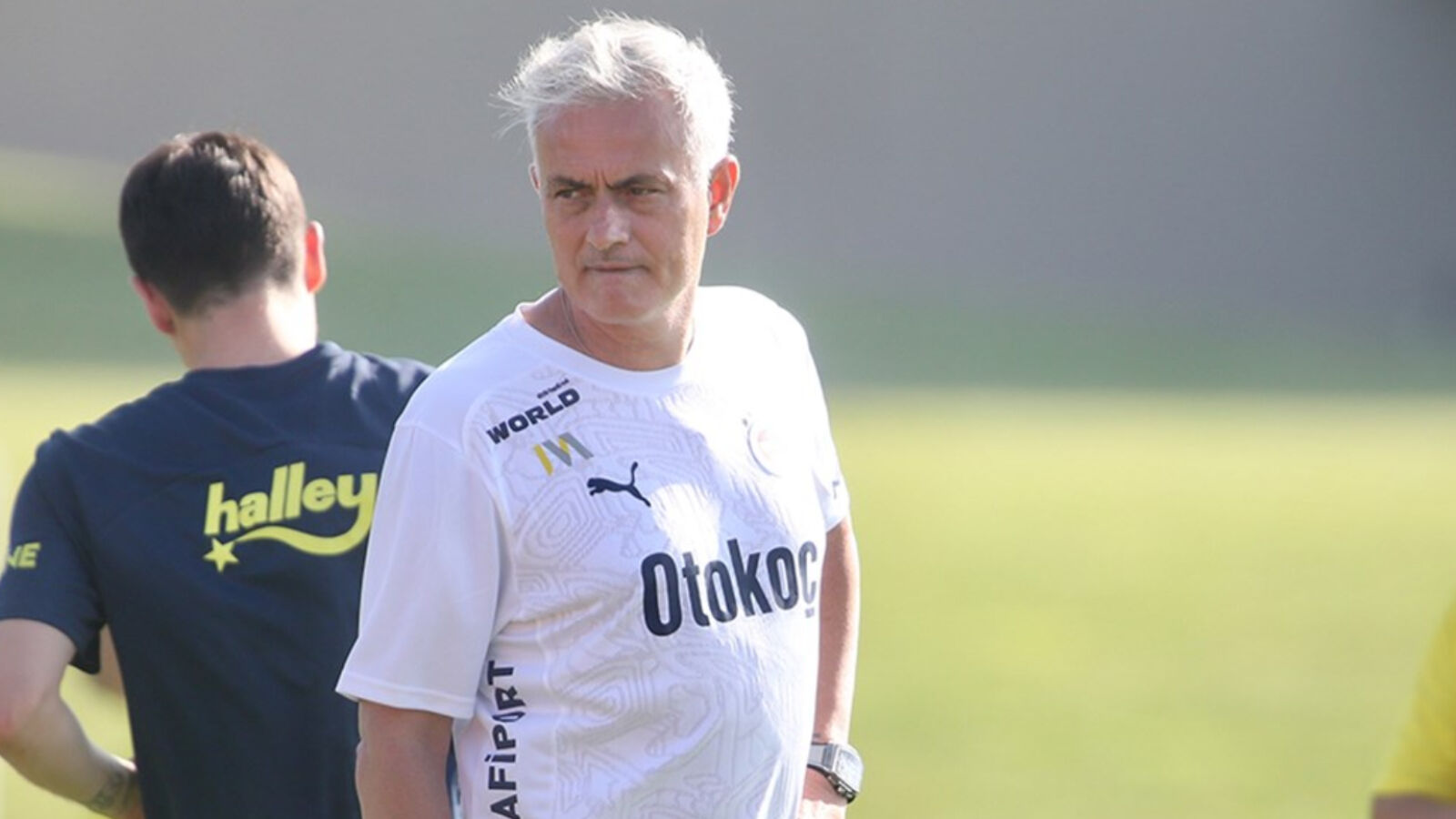 Jose Mourinho sahaya indi! Fenerbahçe'de yeni sezon hazırlıkları başladı Jose Mourinho sahaya indi! Fenerbahçe'de yeni sezon hazırlıkları başladı - 1. Resim
