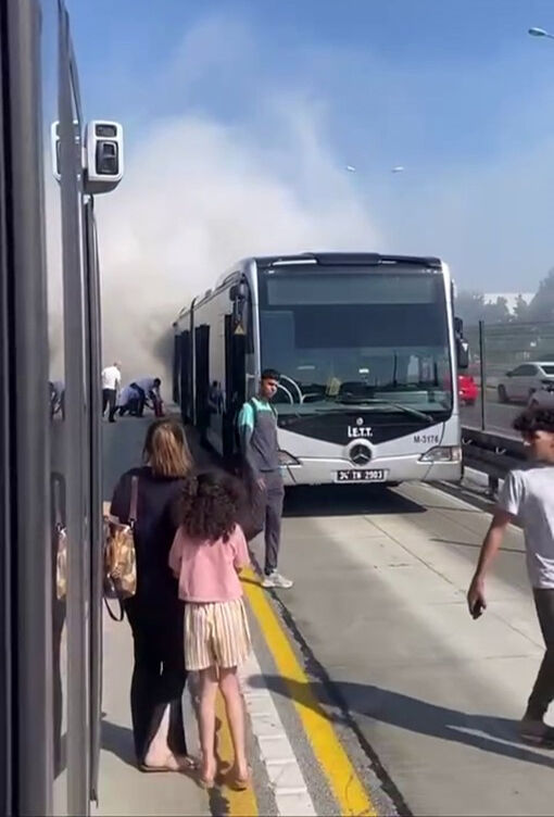 Metrobüste bir günde ikinci yangın paniği! Yolcular tahliye edildi, seferler durdu Metrobüste bir günde ikinci yangın paniği! Yolcular tahliye edildi, seferler durdu - 2. Resim