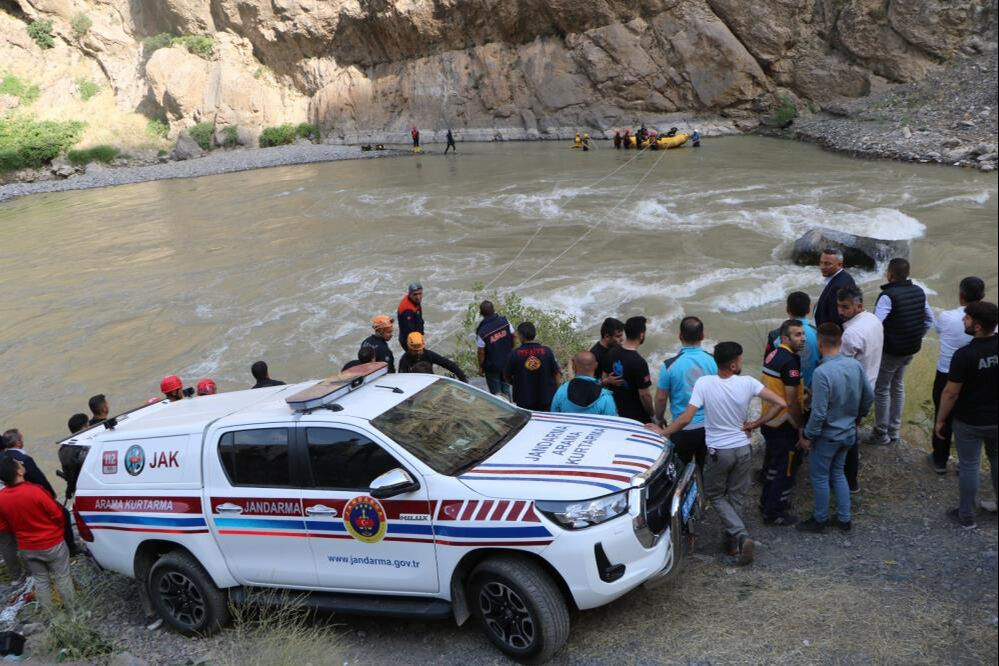 Seyir tepesinden atlayan 19 yaşındaki Kübra'nın cesedi bulundu! Seyir tepesinden atlayan 19 yaşındaki Kübra bulundu! - 3. Resim