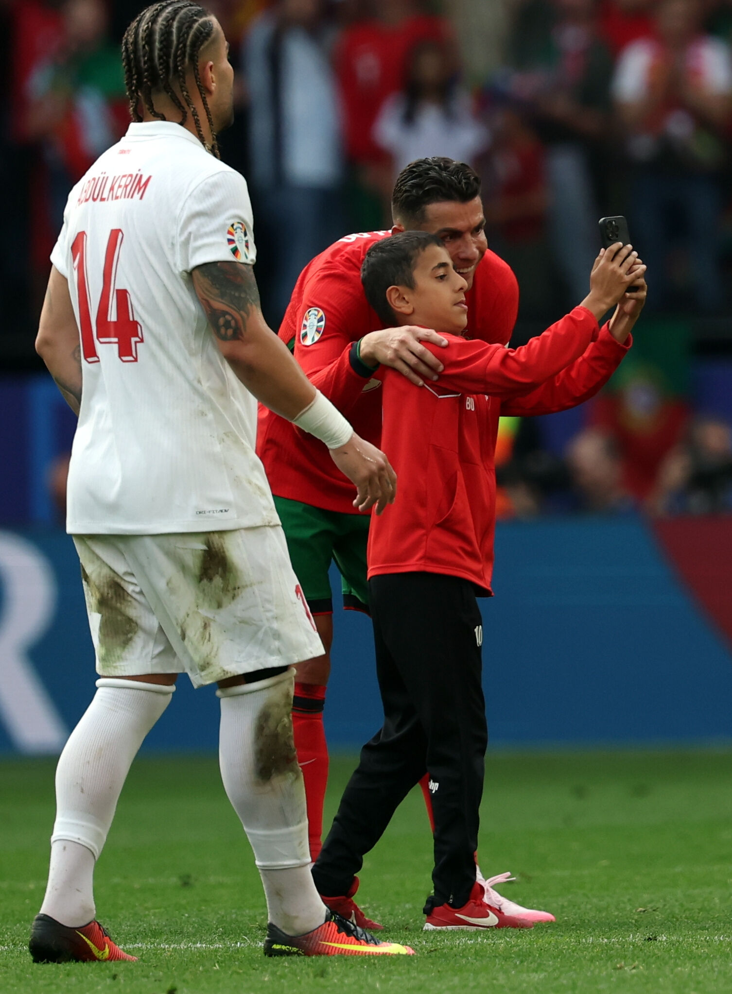 UEFA, Berat Uluğ'a acımadı! Ronaldo'yla fotoğrafa 'sıfır tolerans' UEFA, Berat Uluğ'a acımadı! Ronaldo'yla fotoğrafa 'sıfır tolerans' - 1. Resim