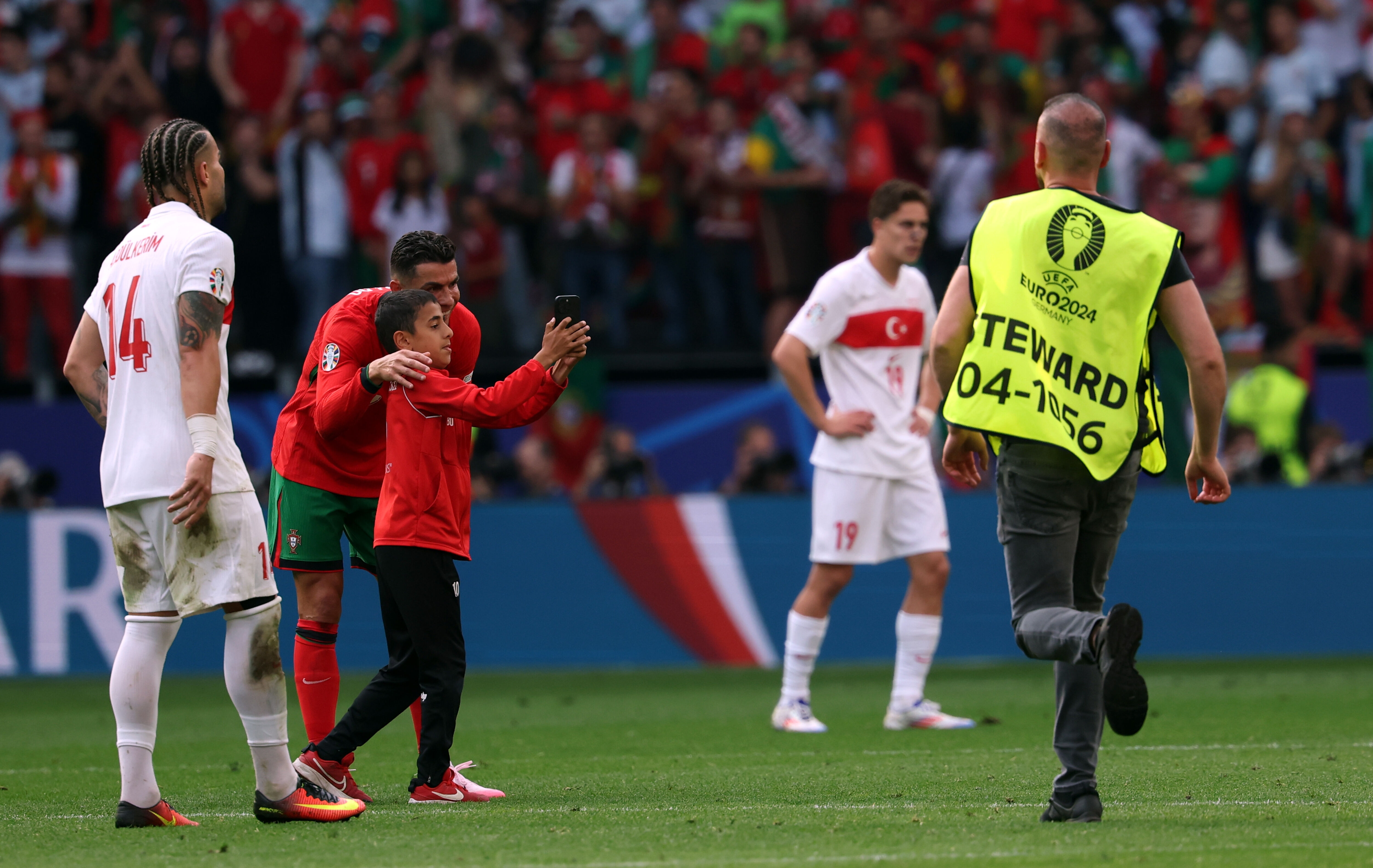 UEFA, Berat Uluğ'a acımadı! Ronaldo'yla fotoğrafa 'sıfır tolerans' UEFA, Berat Uluğ'a acımadı! Ronaldo'yla fotoğrafa 'sıfır tolerans' - 2. Resim
