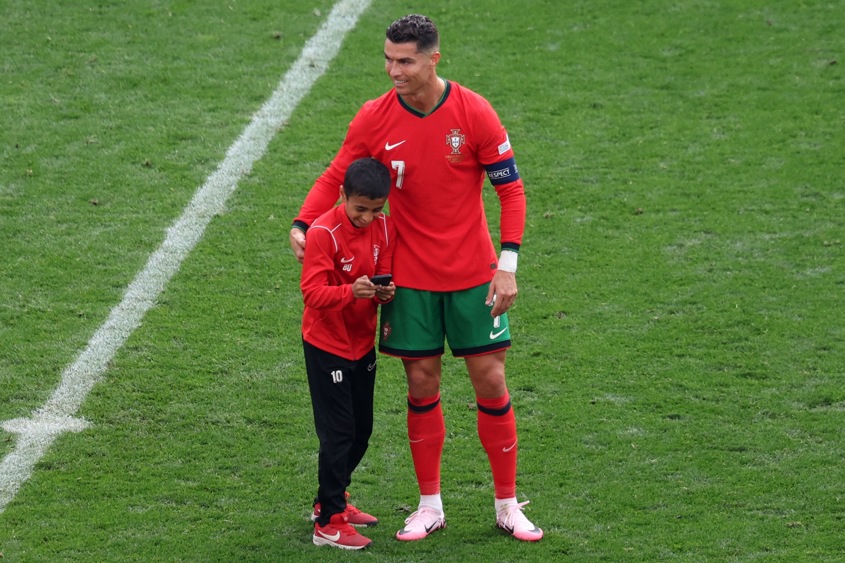 UEFA, Berat Uluğ'a acımadı! Ronaldo'yla fotoğrafa 'sıfır tolerans' UEFA, Berat Uluğ'a acımadı! Ronaldo'yla fotoğrafa 'sıfır tolerans' - 3. Resim