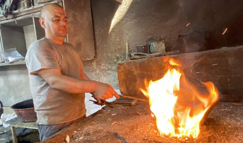 70 derece sıcaklıkta zorlu mesai! 40 derecelik hava onlara serin geliyor - 4. Resim
