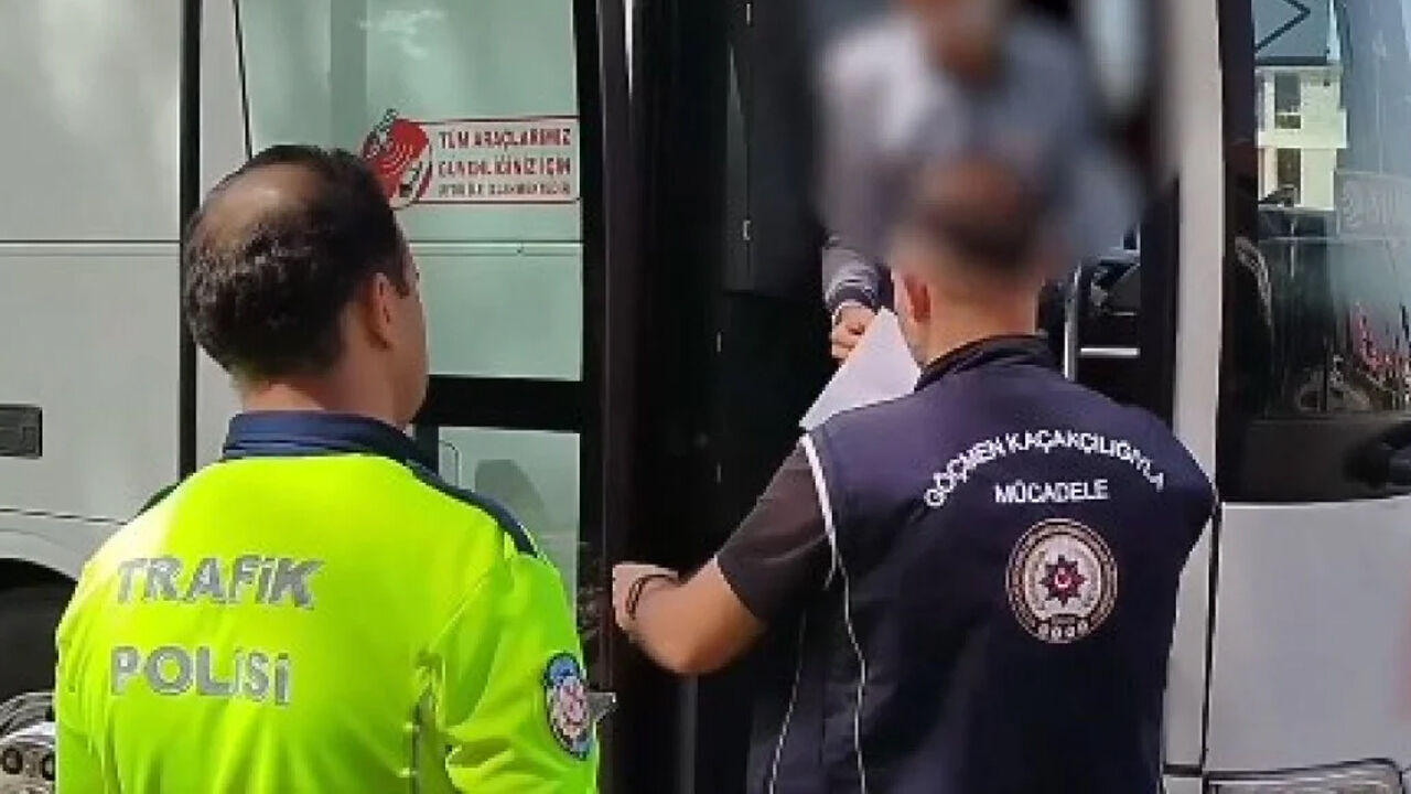 Bayram tatilinde 1.456 kaçak göçmen yakalandı Bayram tatilinde 1.456 kaçak göçmen yakalandı - 1. Resim